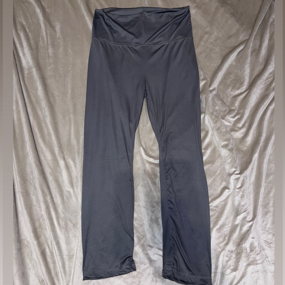 Bobbie Brooks Grey/Silver Yoga Flare Leggings Size: 2XL